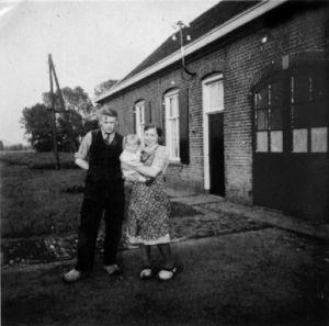 BV055 Papa, Mama en Gerrie voor oude werkplaats-1